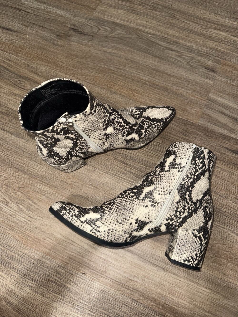 MADDEN GIRL Women Dafnii Faux Snakeskin Zippered Ankle Booties 9.5M Chic